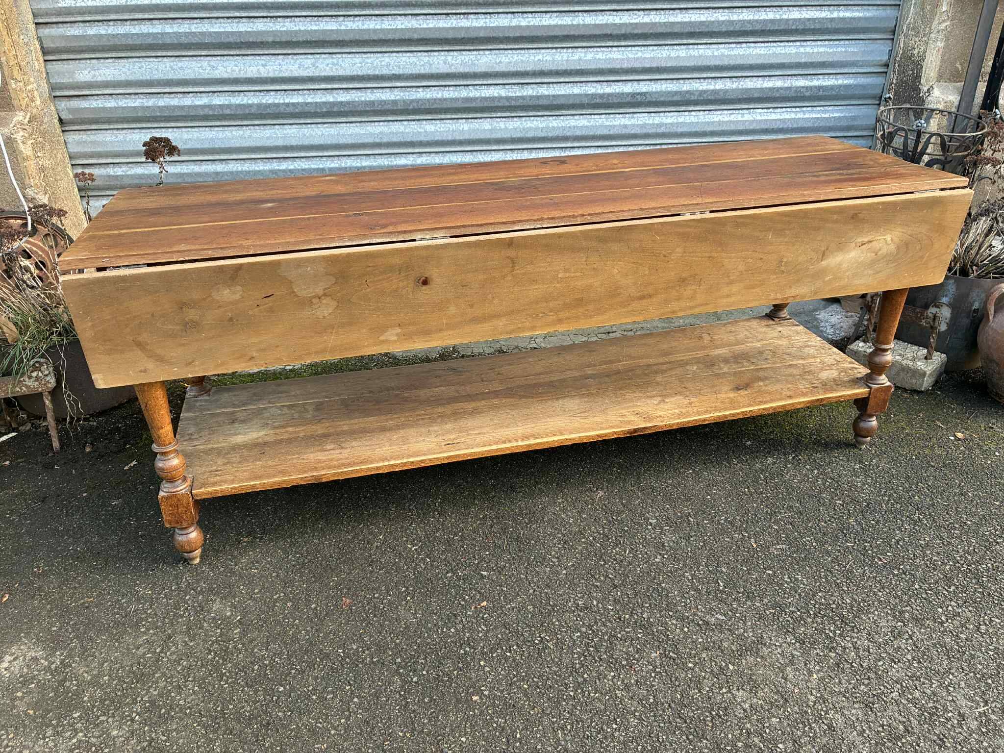 Tailor's table / cloth merchant's table