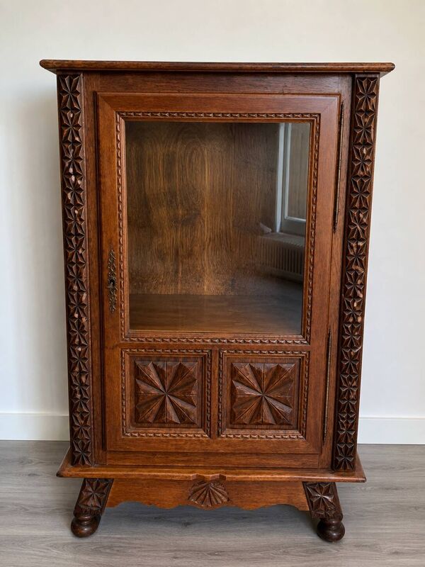 Vitrine / Vaisselier vintage basque en chêne massif – meuble ancien sculpté