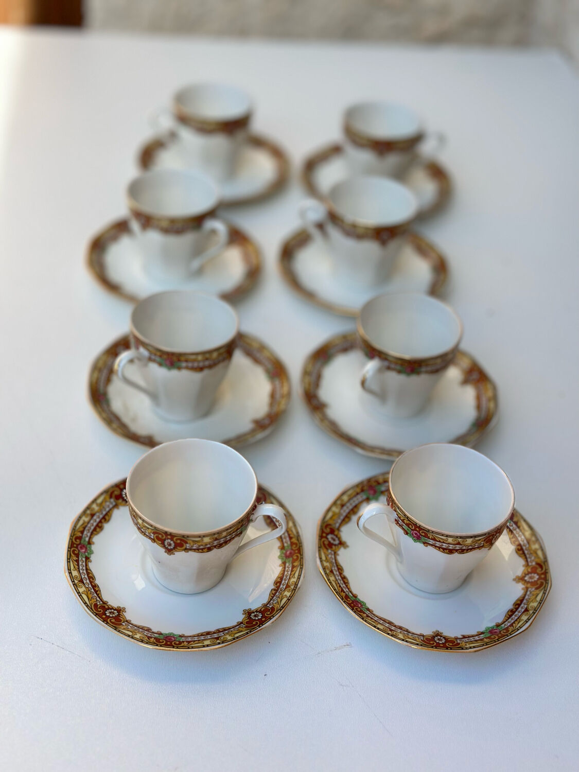 Service de 16 pièces composé de 8 tasses et 8 sous-tasses