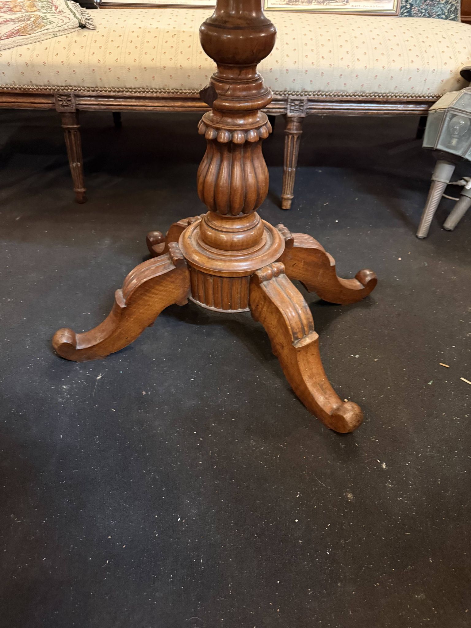 Gueridon Louis Philippe en noyer