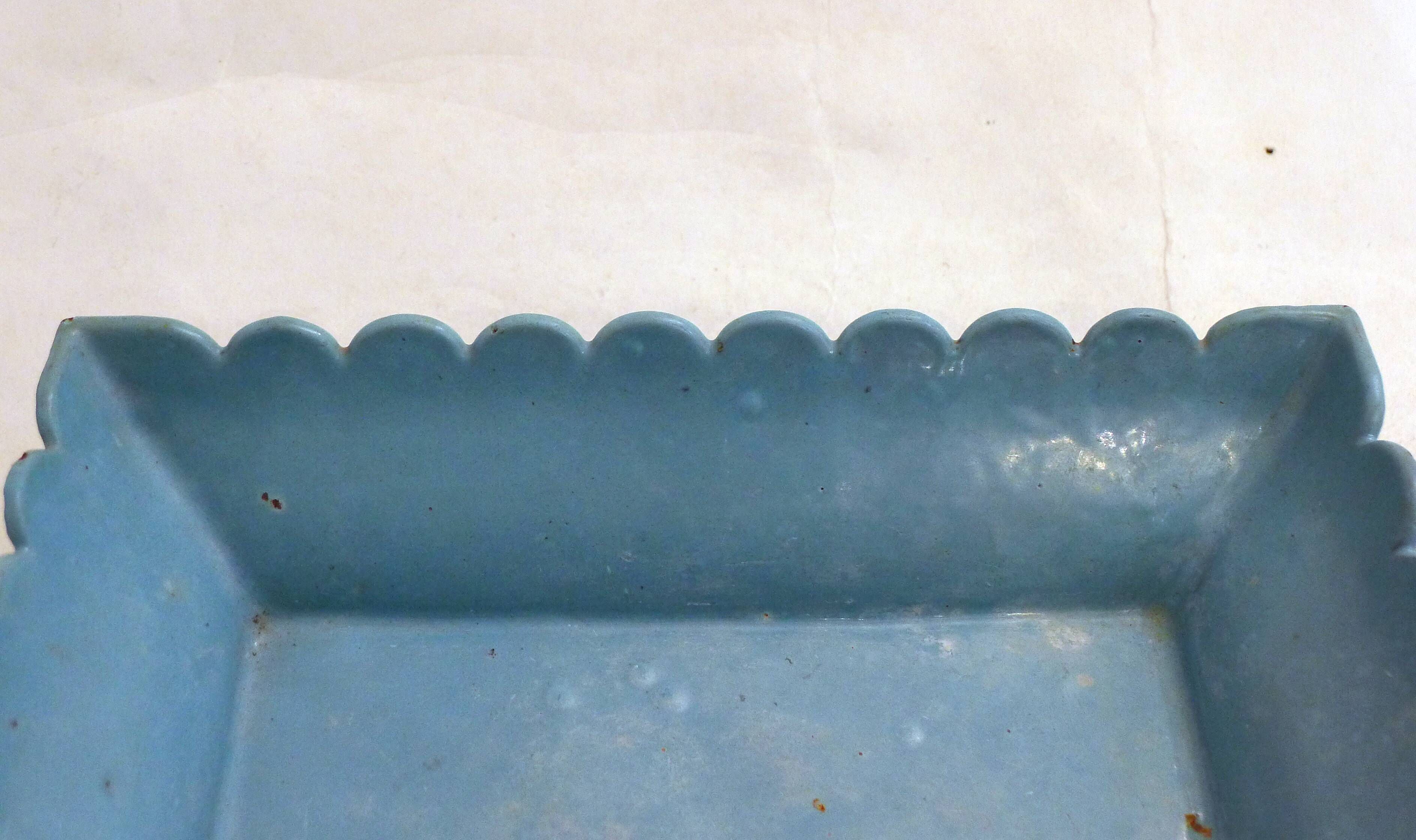 Large catch-all (former spittoon!) in enamelled cast iron from the early 20th century.