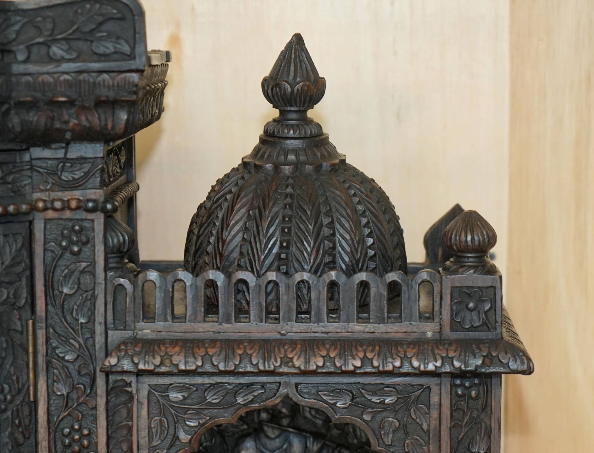 Buffet antique sculpté main style temple birman vers 1860