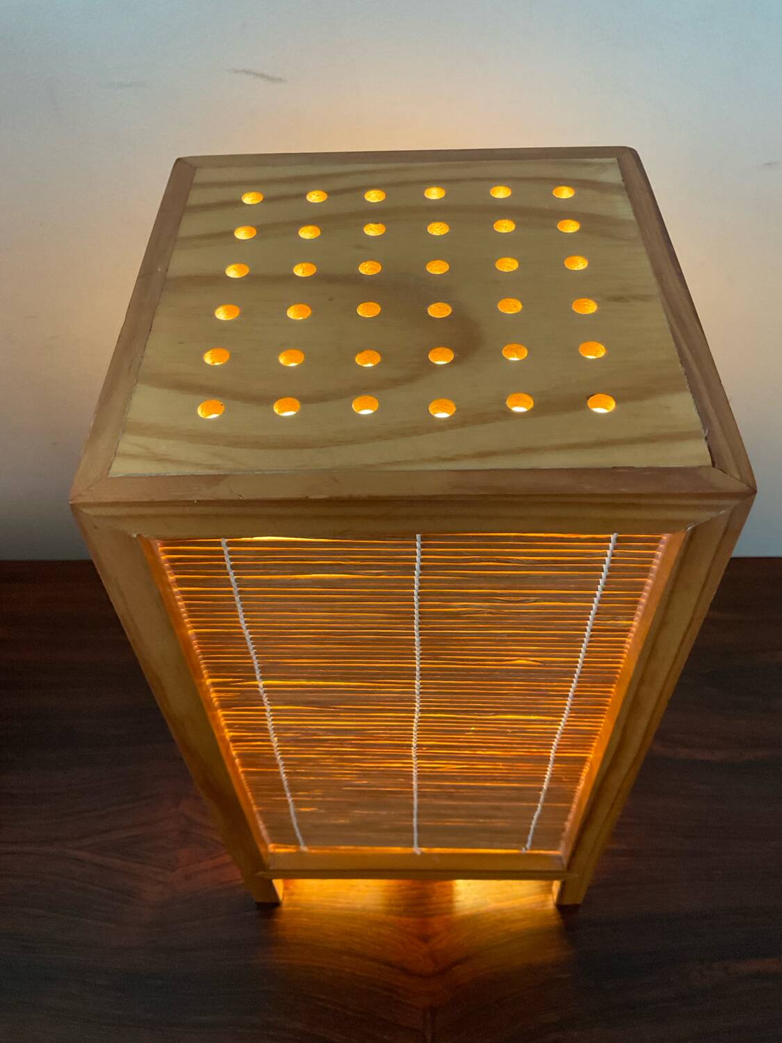 Lampe vintage en bois et osier