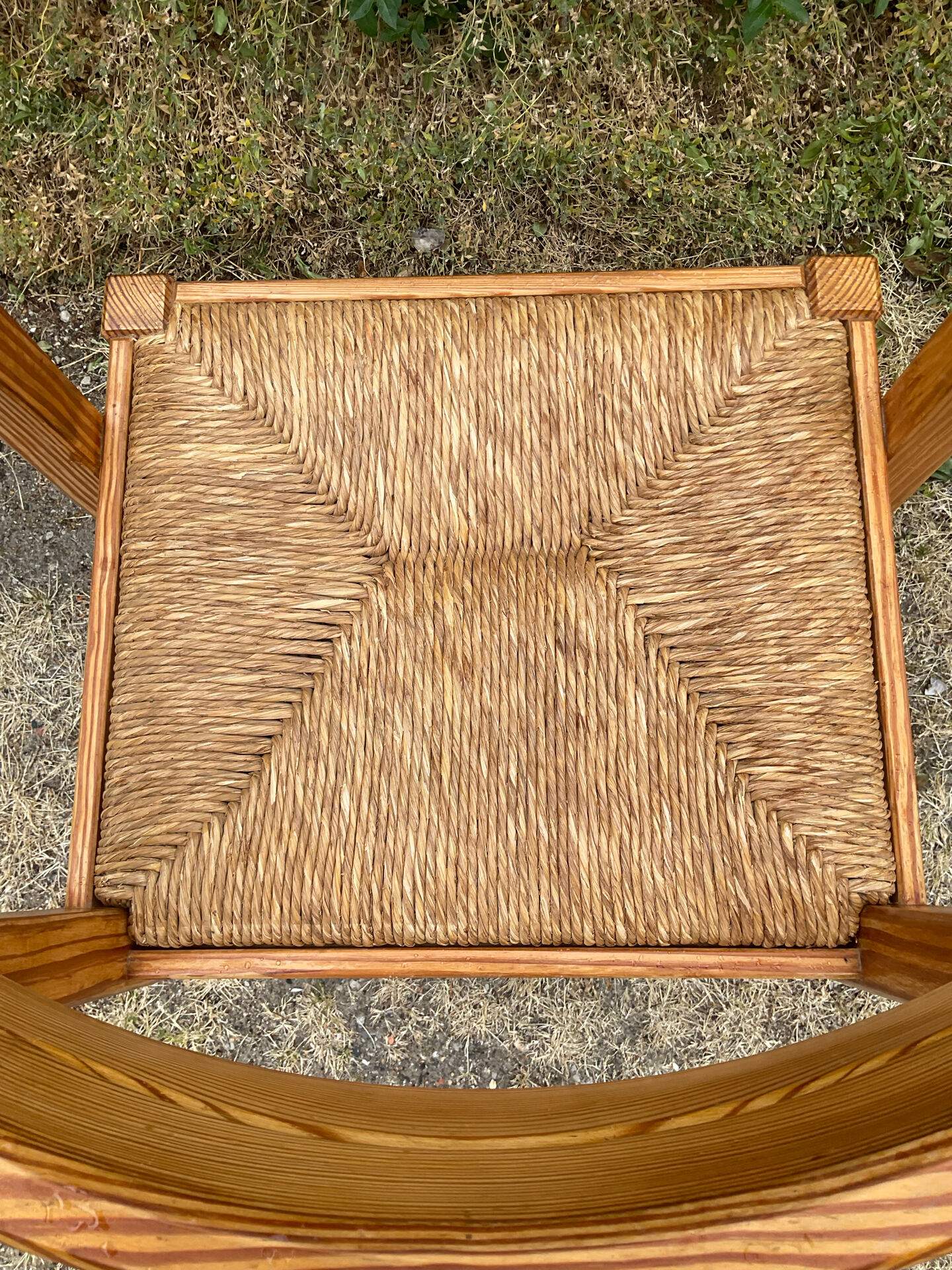 Brutalist chair in solid pine with a straw seat from the 1970s.