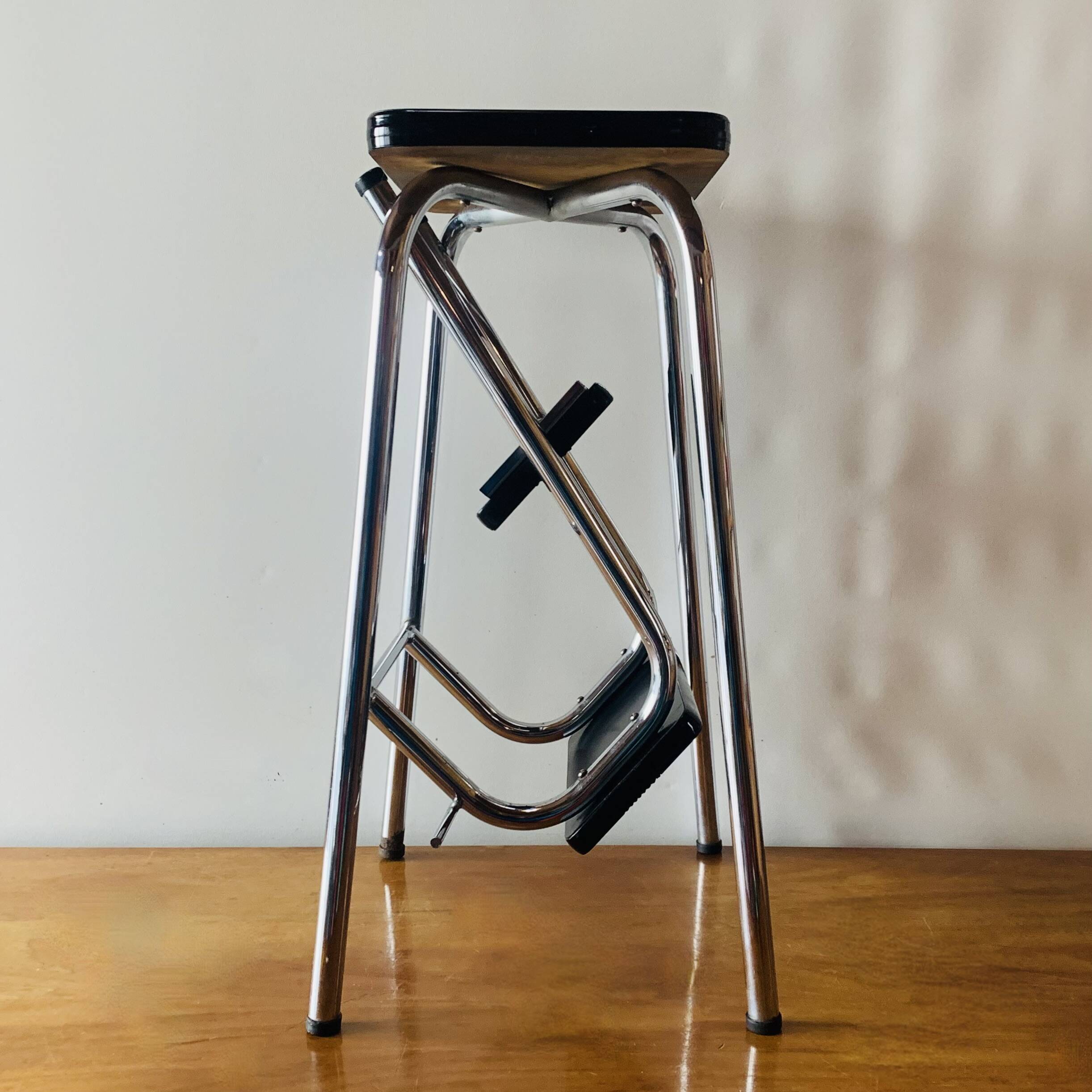 Tabouret escabeau vintage en formica noir et acier chromé
