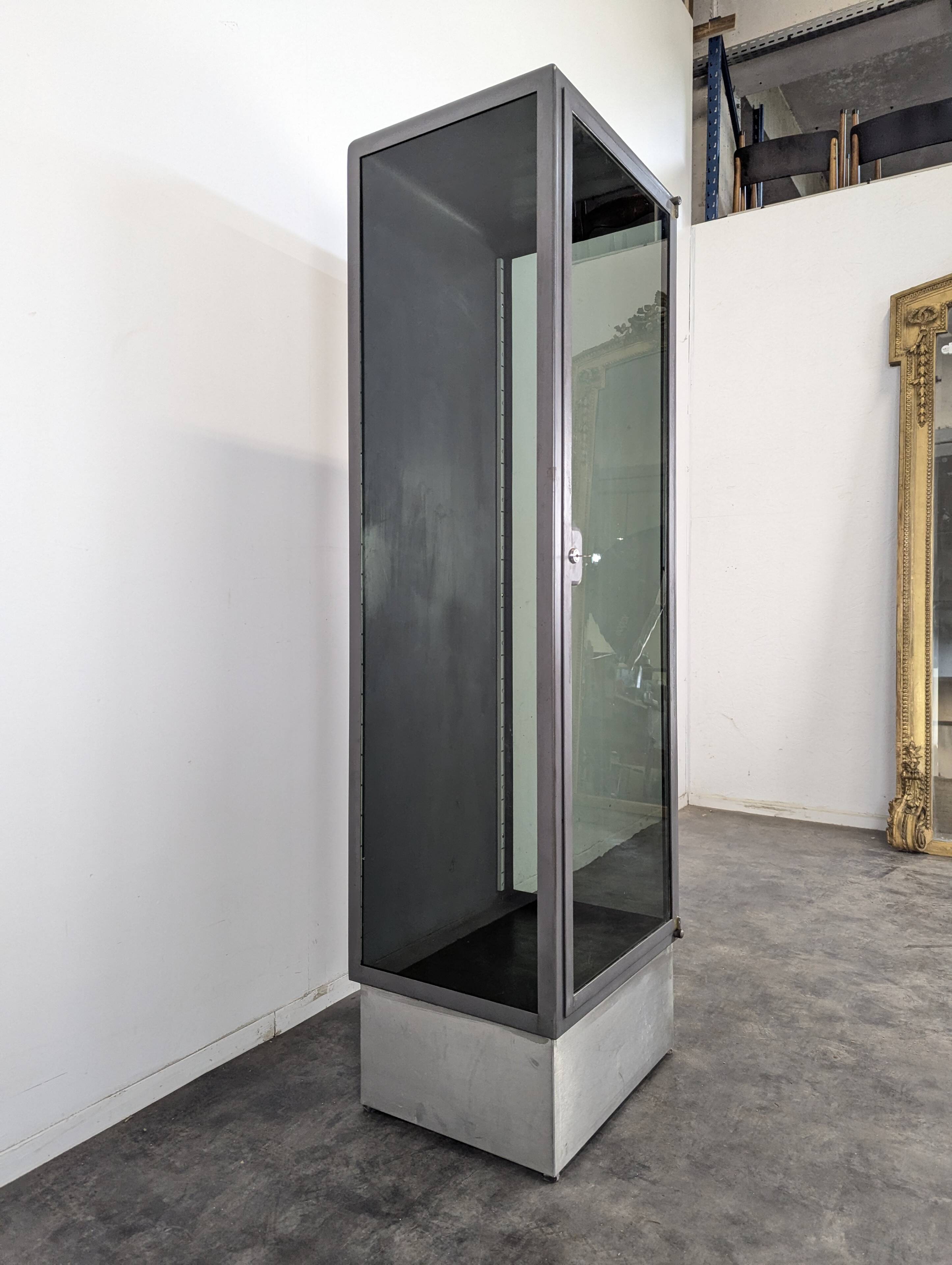 Vitrine industrielle en métal patinée