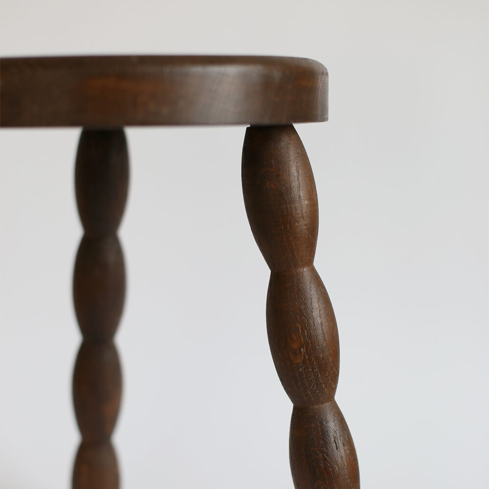 Tripod stool feet balls