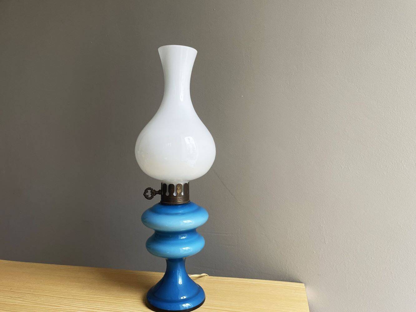 Lampe en verre opalin bleu style lampes à huile