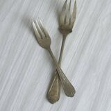 Paire de fourchettes en métal argenté, design orné