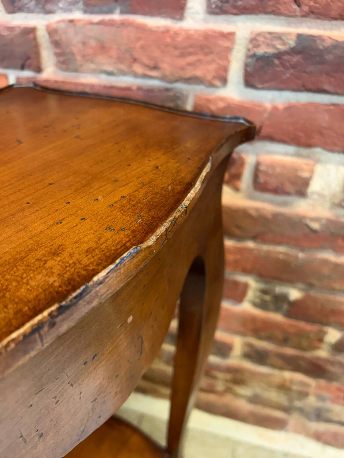 Pretty little vintage pedestal side table