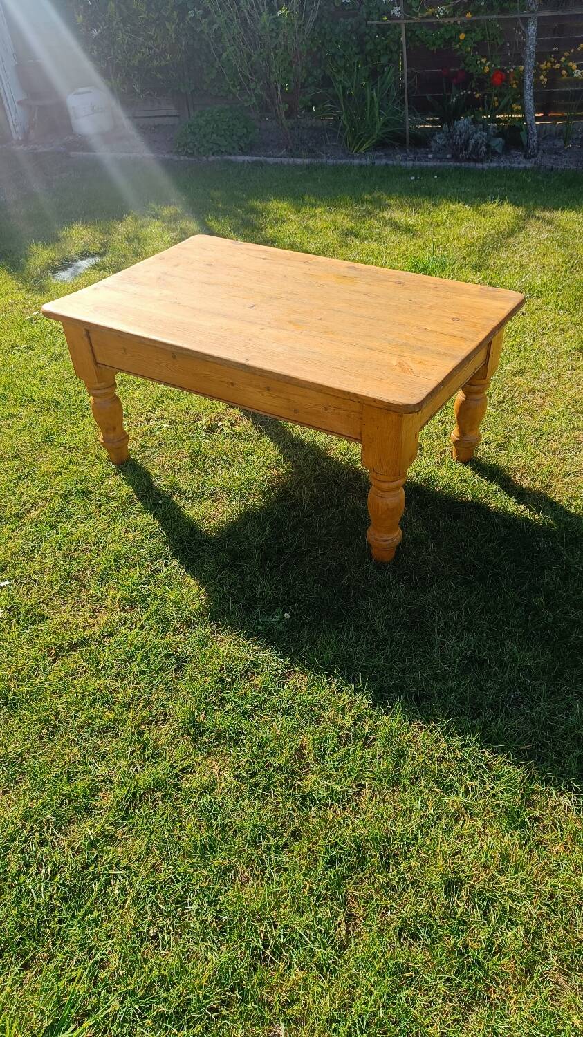 Solid oak coffee table with turned legs.