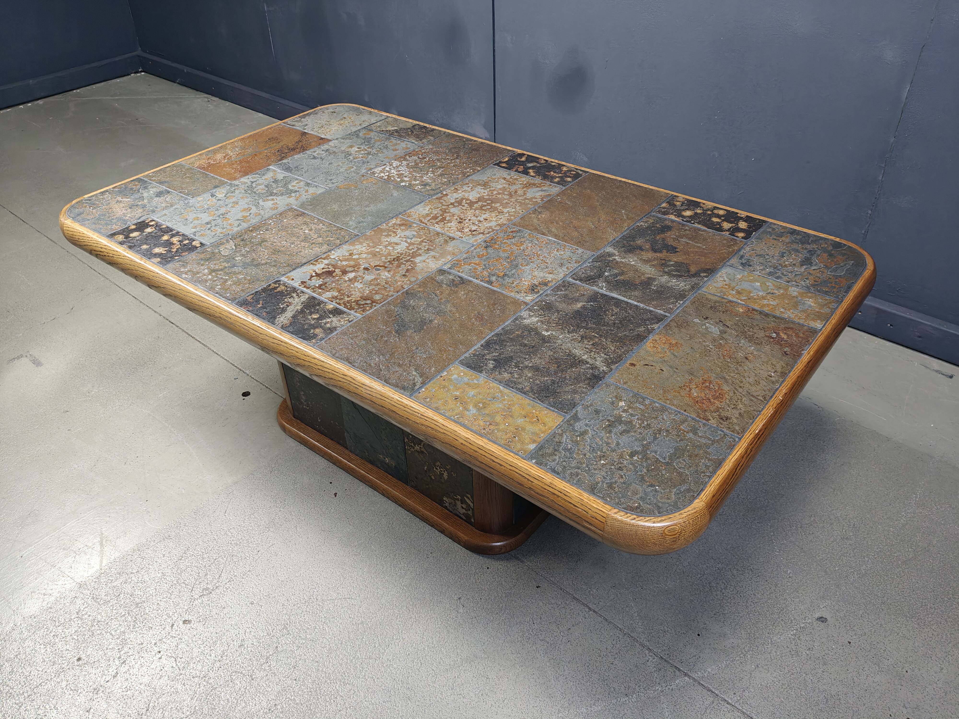Table basse brutaliste en chêne et pierre, années 1970