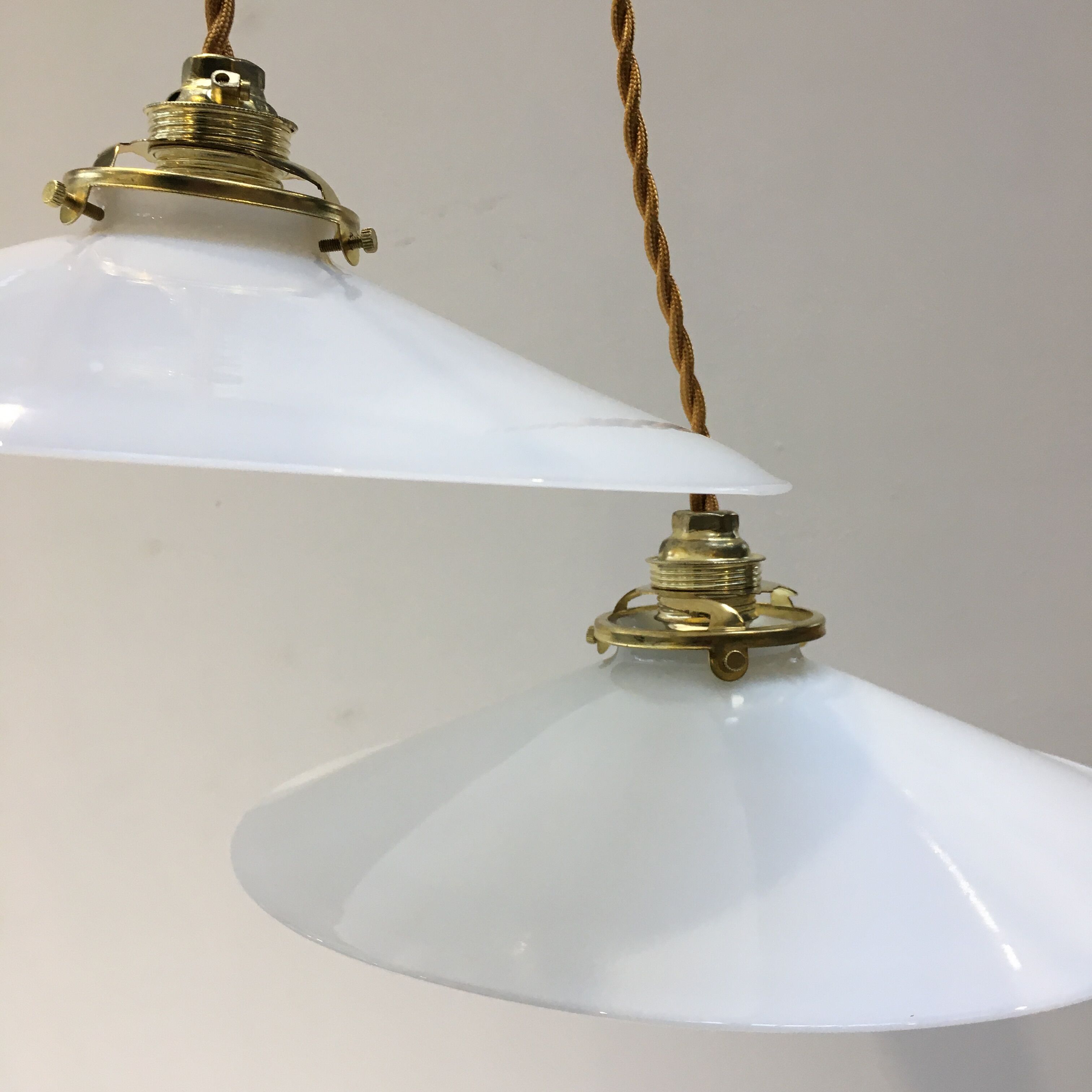 Paire de suspensions en opaline blanche