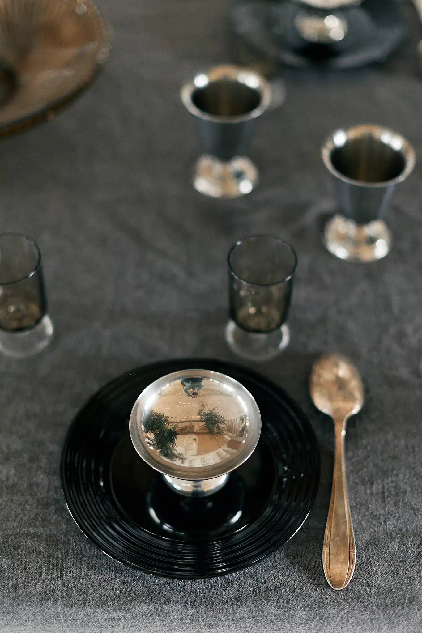 Set of 6 black glass plates "aechmea"
