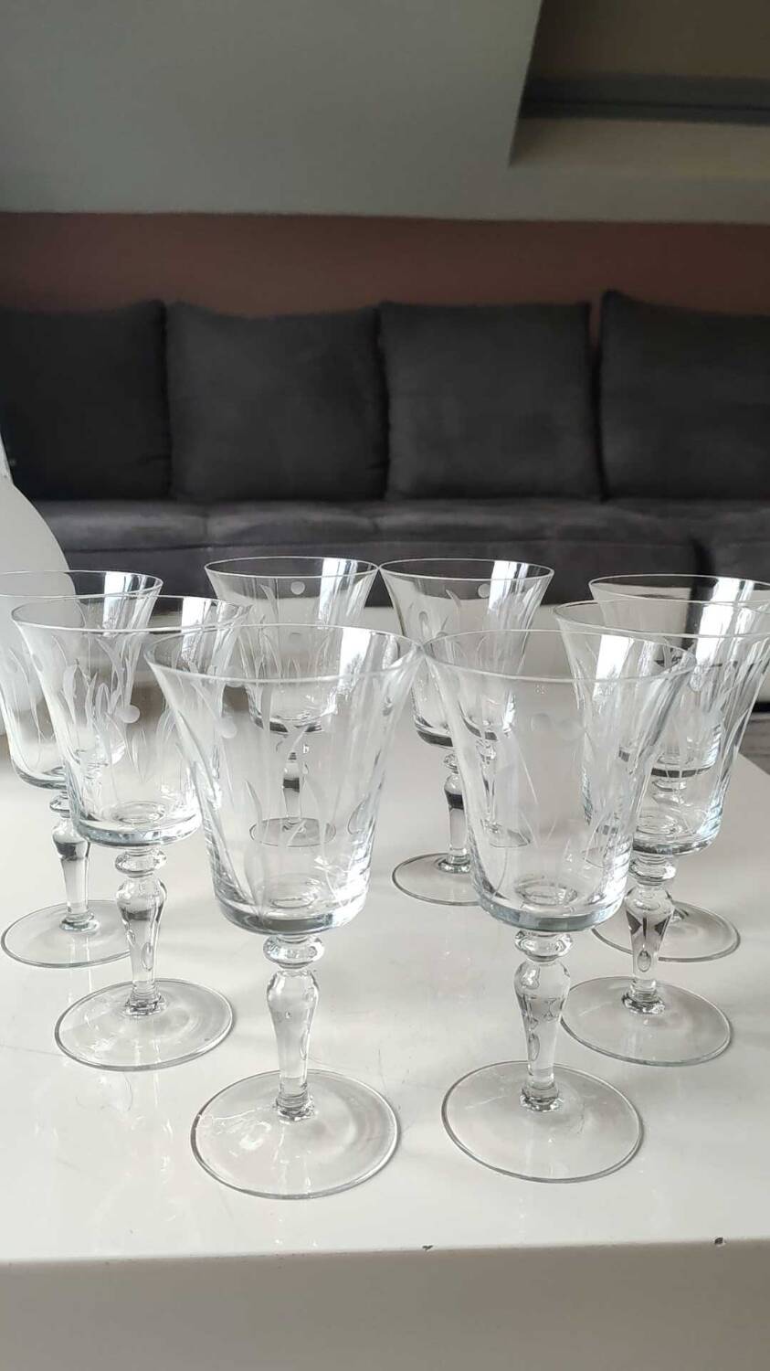 Set of 8 glasses with flared neck, in crystal. With frosted plant decoration. Height 16 cm