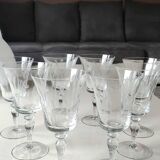 Lot 8 Verres à col évasé, en cristallin. A Décor végétal dépoli. Haut 16 cm