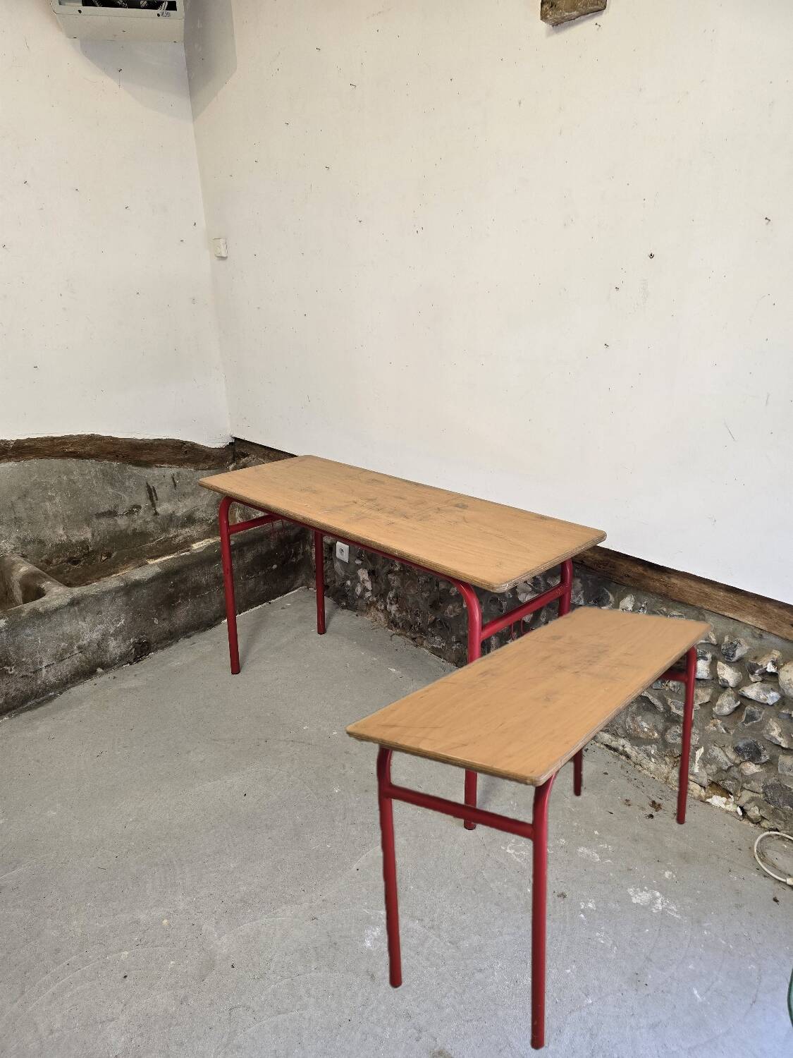 Lot de 2 bureaux d'écolier double 1970 acier rouge et chêne