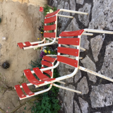 Série de trous chaises de bistrot en tôle