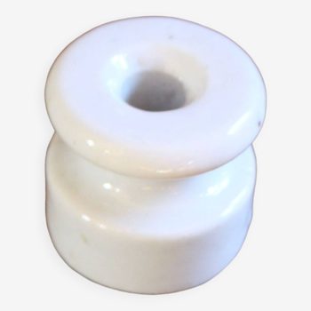 Porcelain candle holder with curves