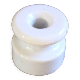 Porcelain candle holder with curves