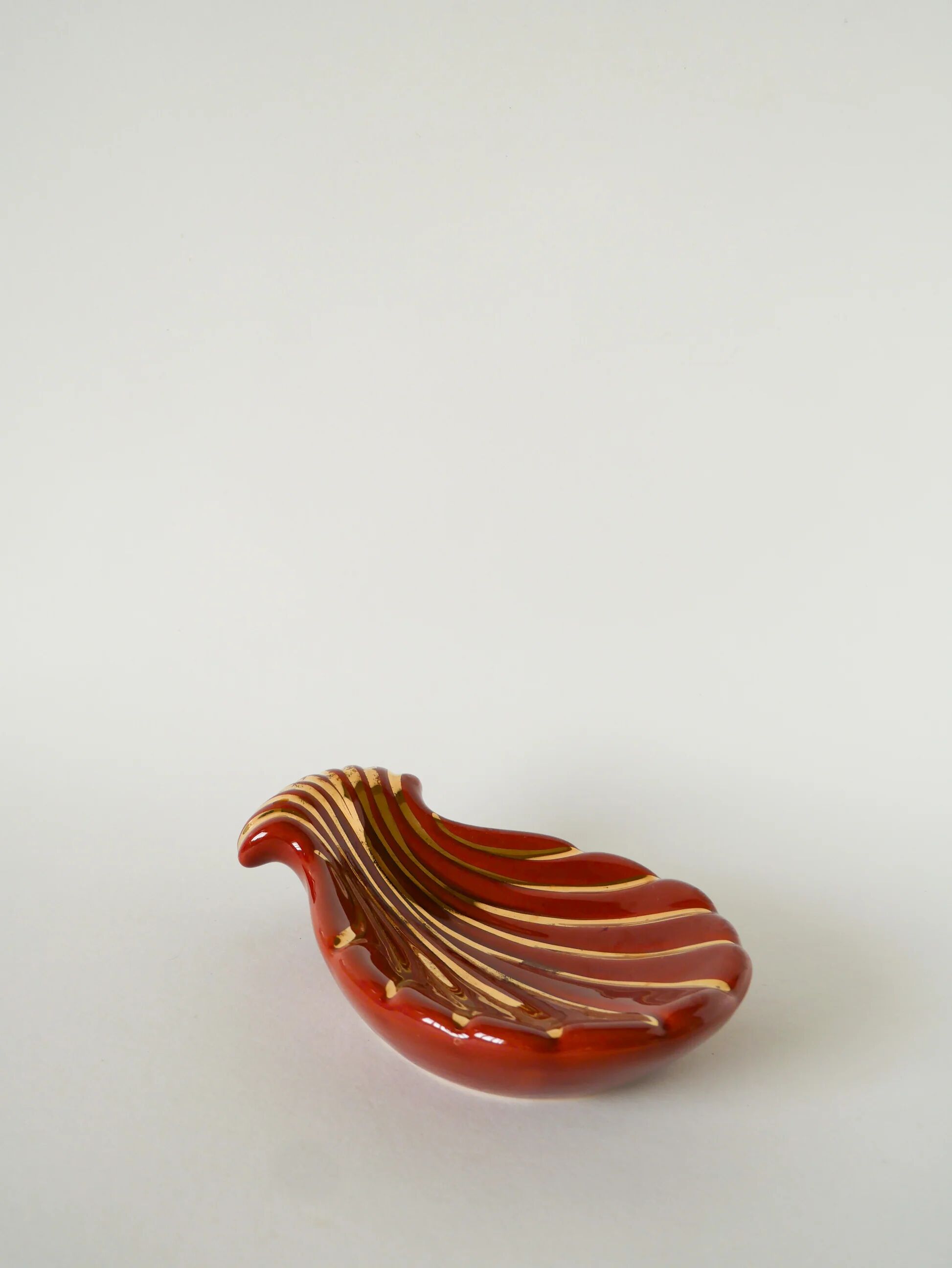Shell-shaped ceramic catchall, Magdalithe, brick and gold, 1970.