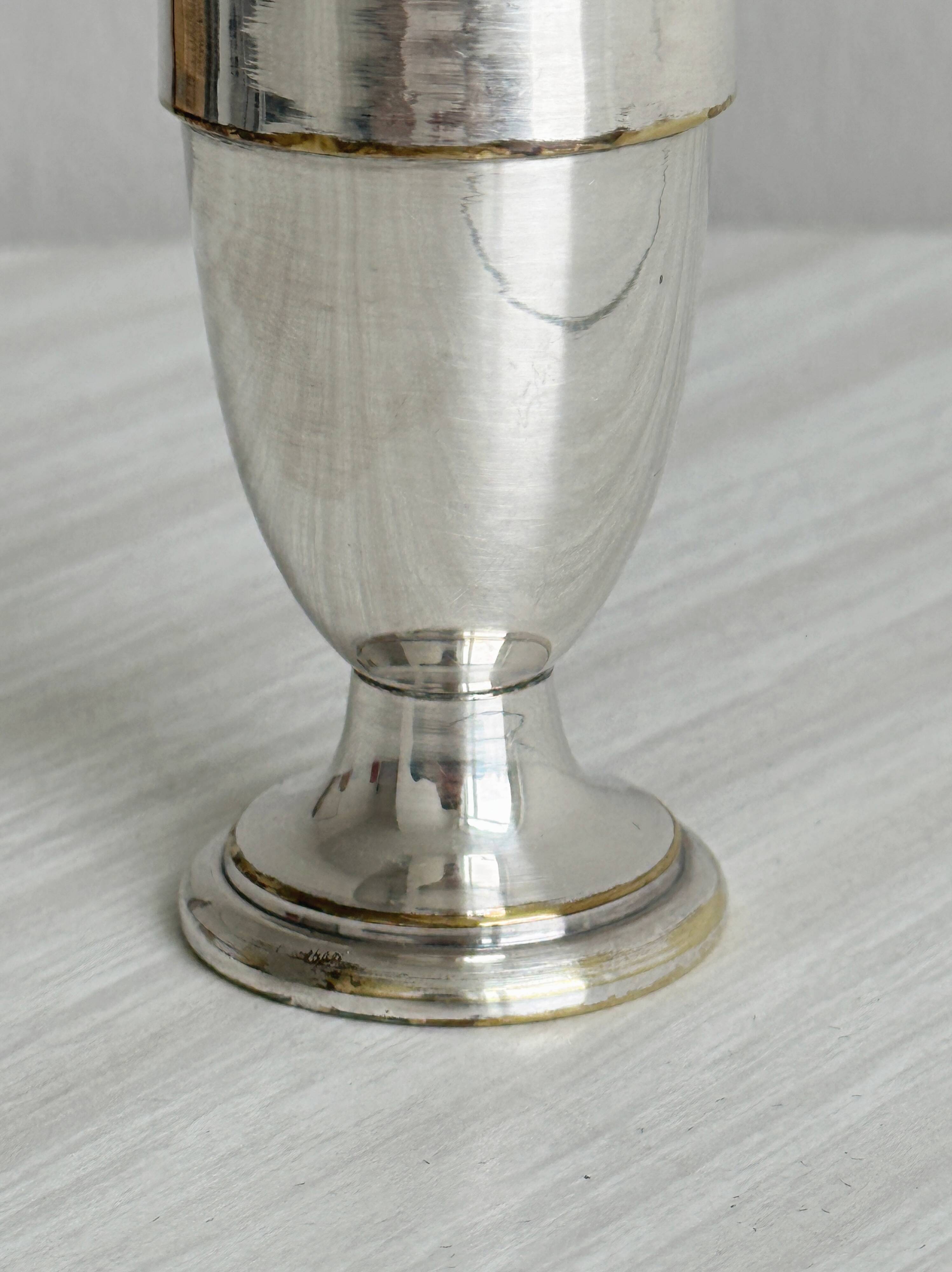 Small soliflore vase in very light metal.