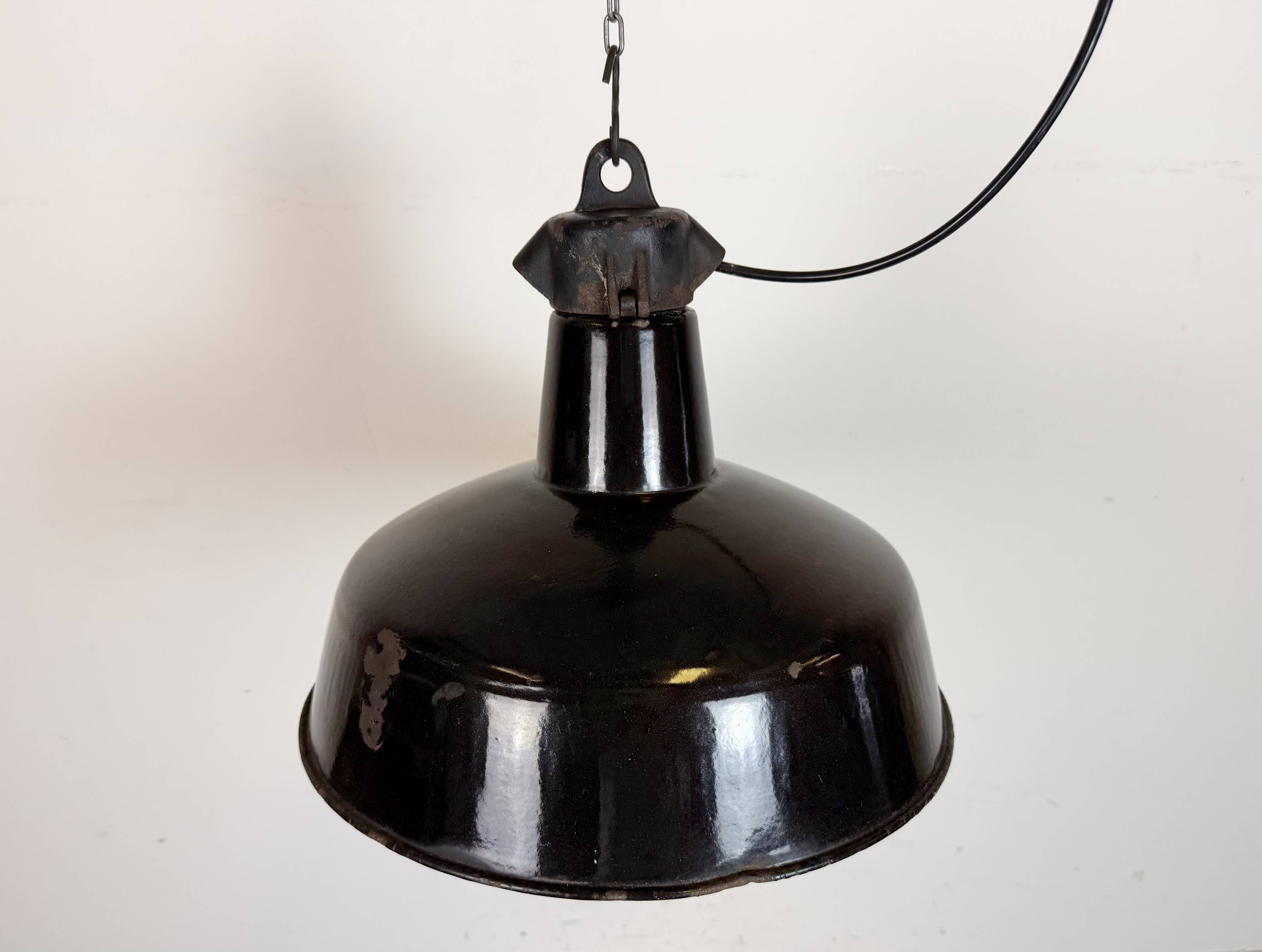 Lampe d'usine industrielle en émail noir avec dessus en fonte, années 1950