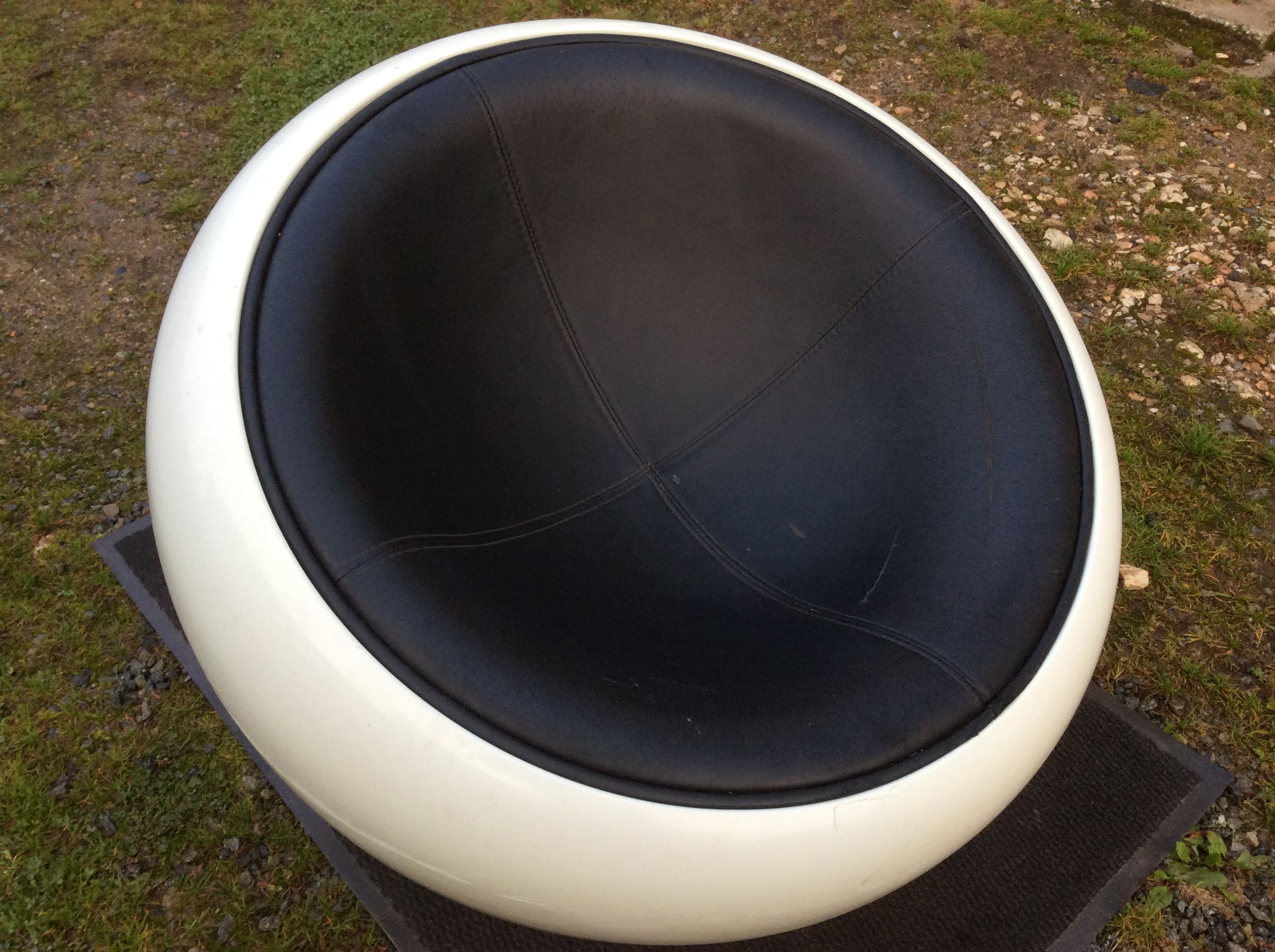 Armchair design egg pod ball chair iconik white and imitation black leather as it is.