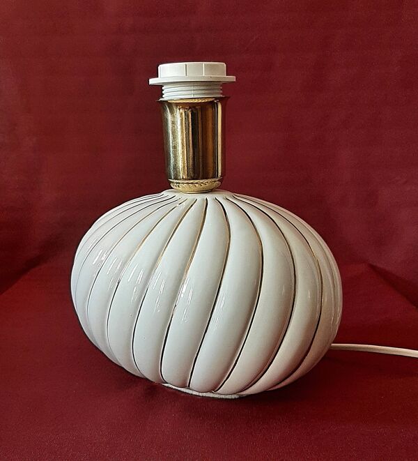 Lampe Mid Century Modern en porcelaine avec lignes en or dessin Italien des 1970s (deux disponibles)
