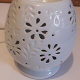 Lampe de table en porcelaine blanche ajourée de fleurs