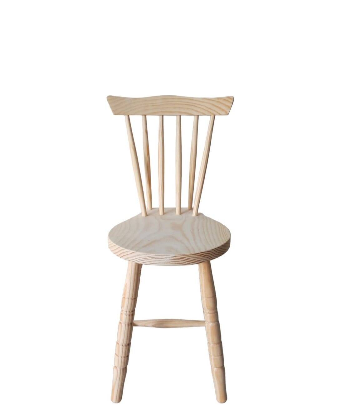 Chaise rétro en pin massif brut style Windsor