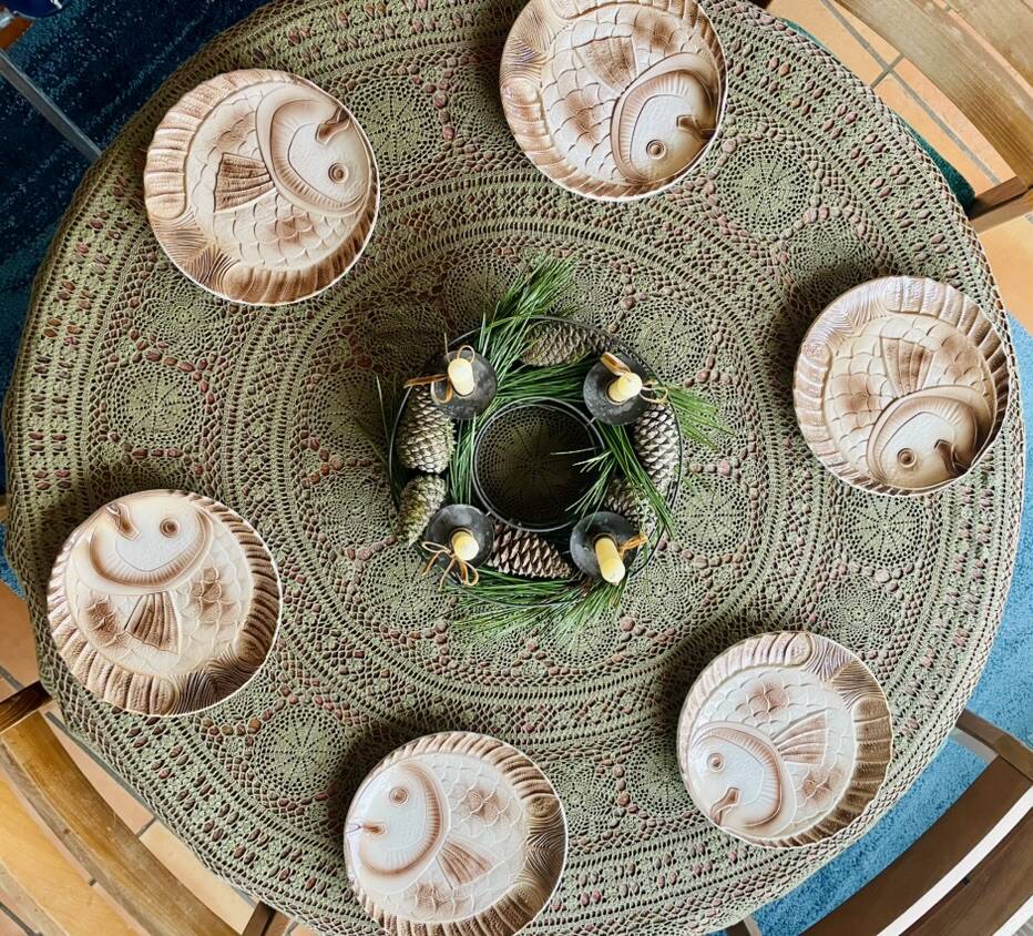 Set of 6 beige earthenware dinner plates, circa 1970, Sarreguemines, France.