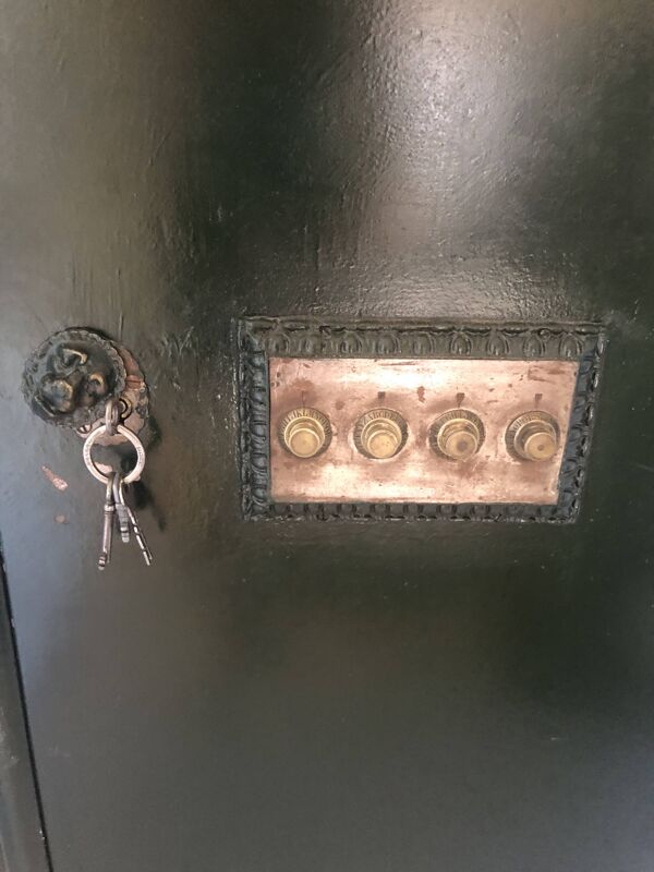 Coffre fort ancien