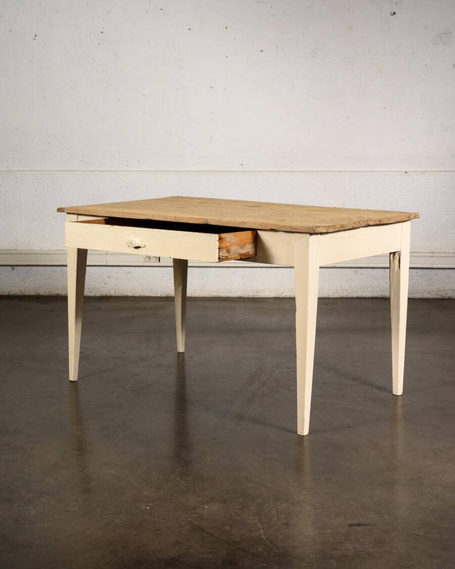 Table de campagne avec tiroir