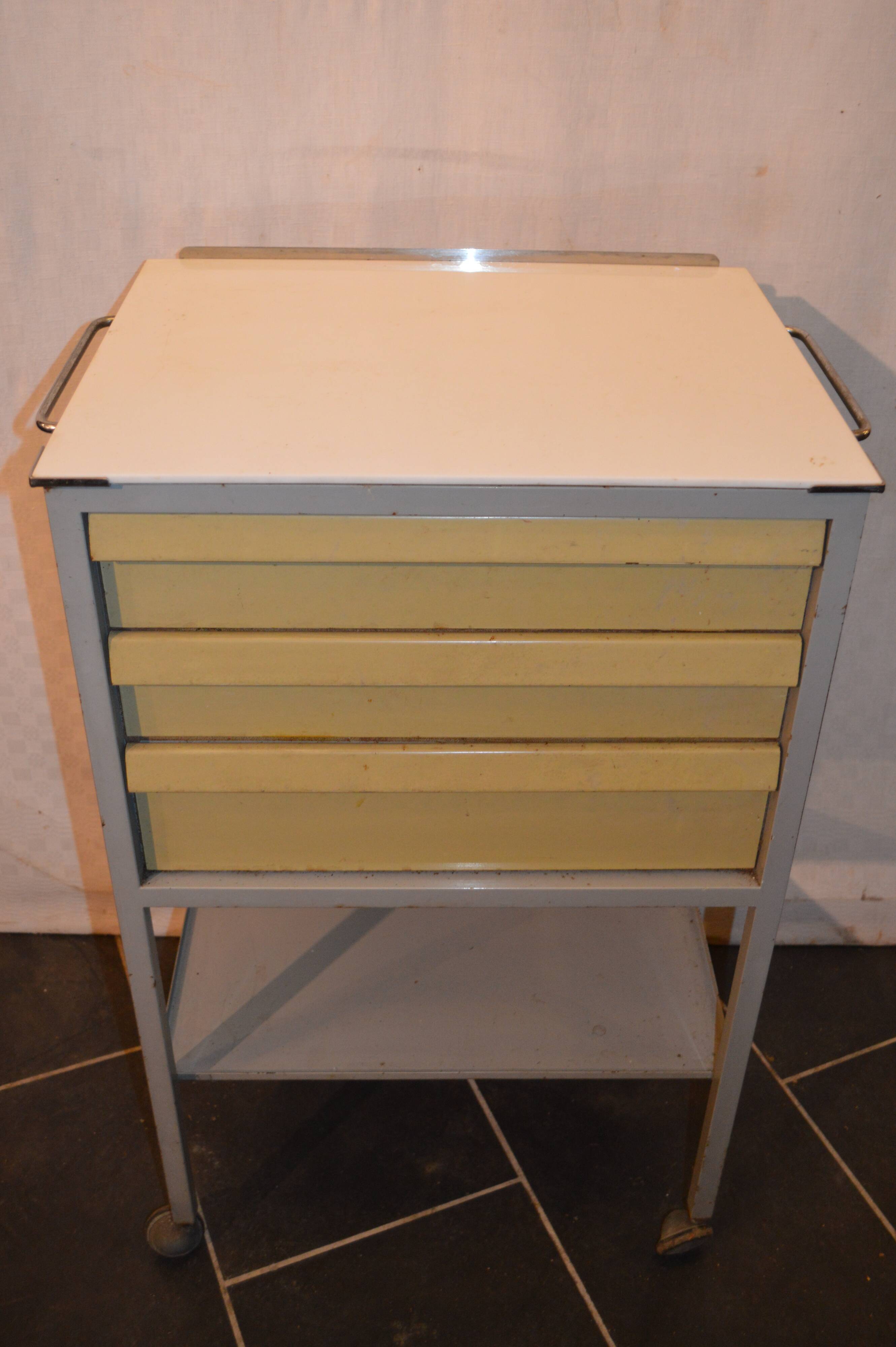 Former iron dentist service