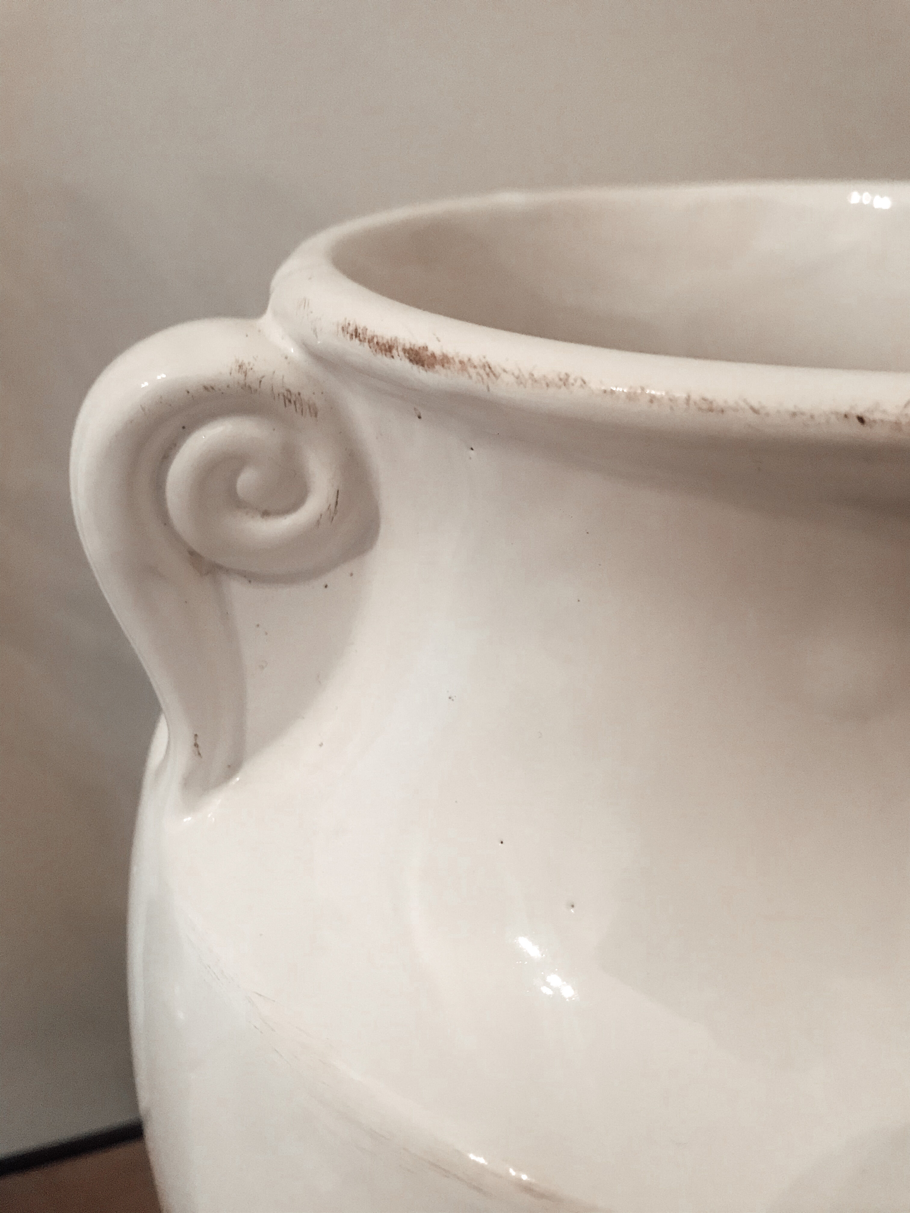 Vase blanc à volutes