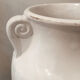 Vase blanc à volutes