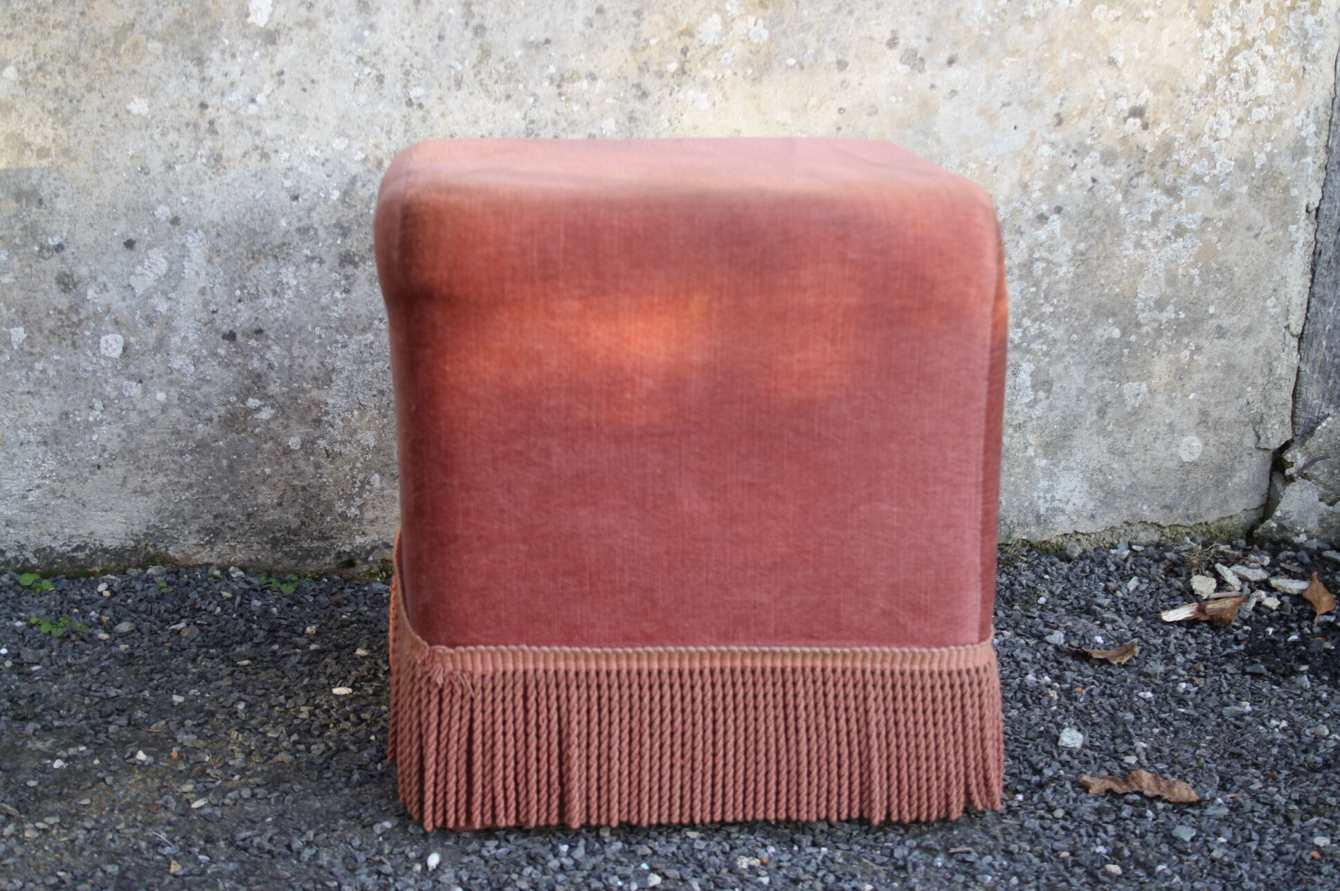 Pink velvet pouf with fringes