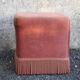 Pouf en velours rose à franges