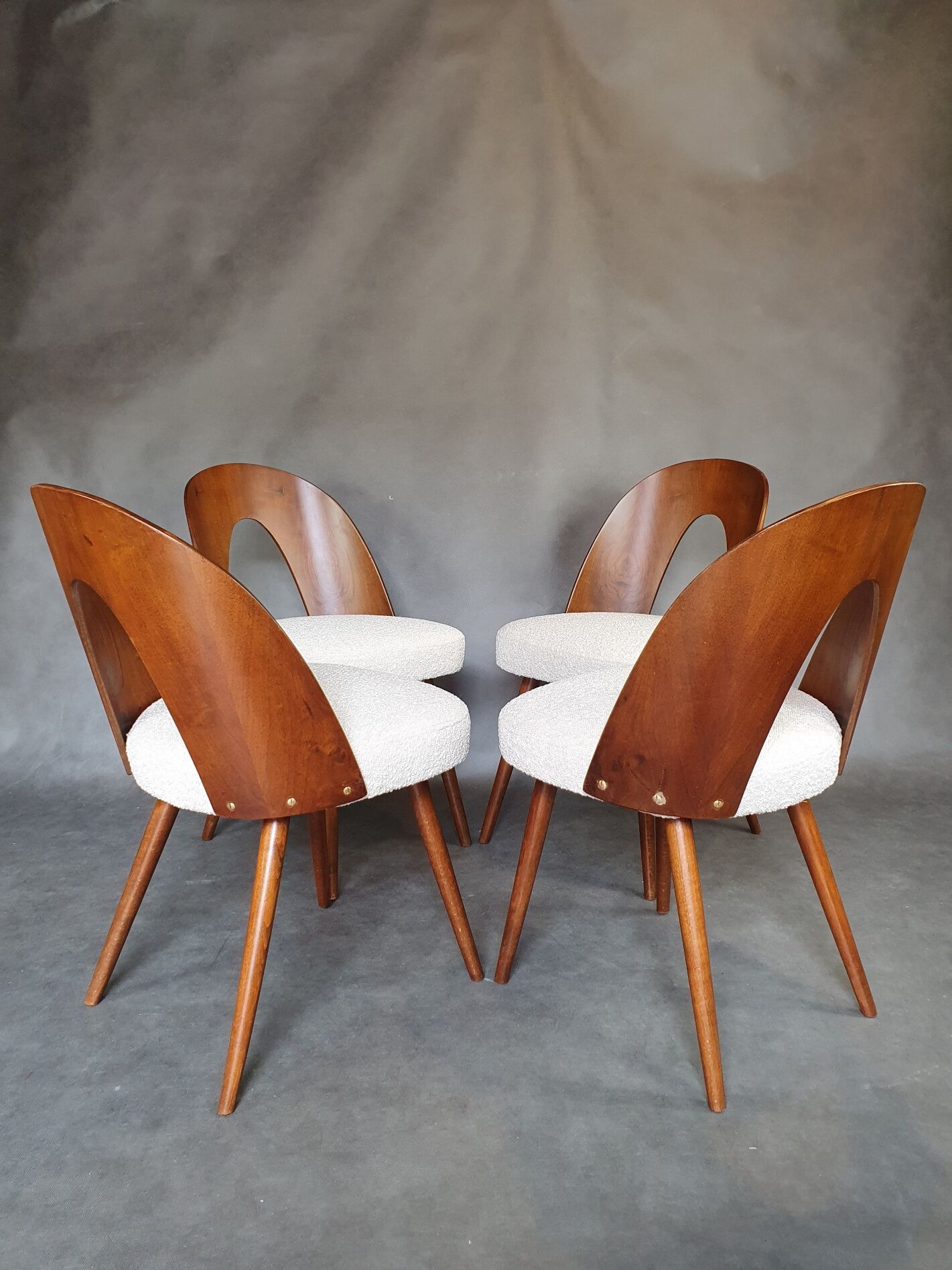 Lot de 4 chaises vintage en noyer et tissu par Antonin Suman, Tchécoslovaque 1960