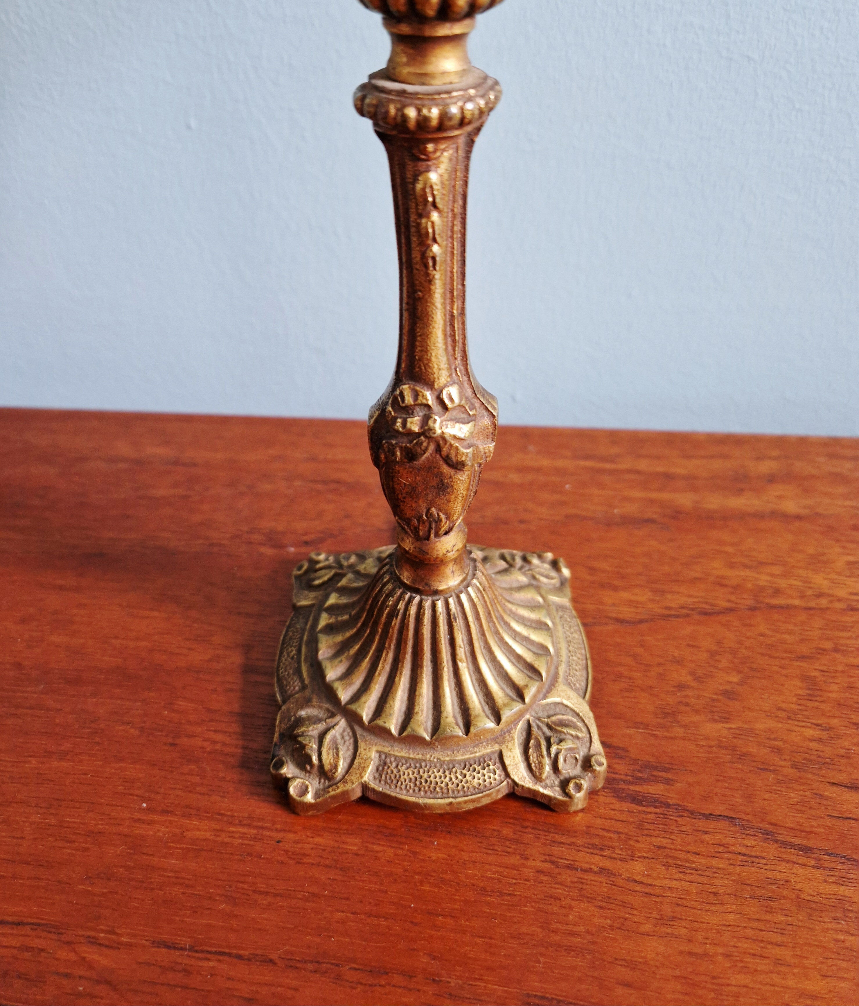 Table lamp in gilded bronze with opalescent glass shade, early 20th century.