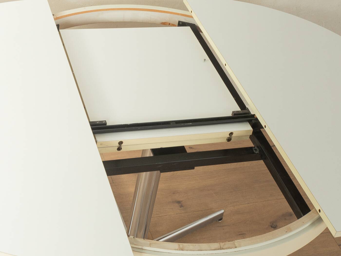Extendable butterfly dining table, 1970s Space Age style