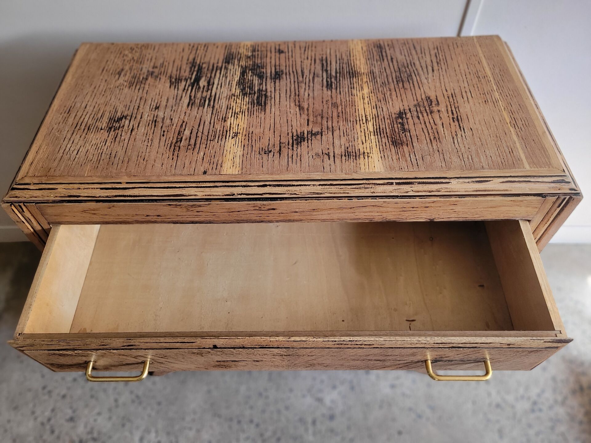 Commode de style vintage pieds compas