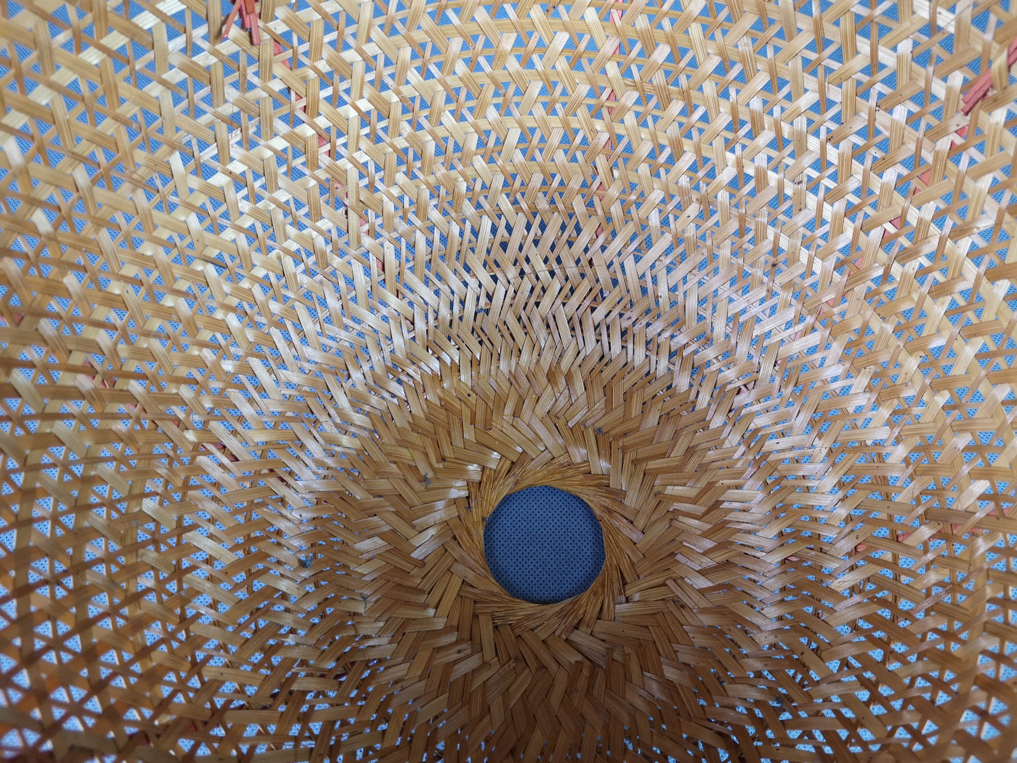 Vintage flower pendant lamp in braided and openwork rattan - Red edge