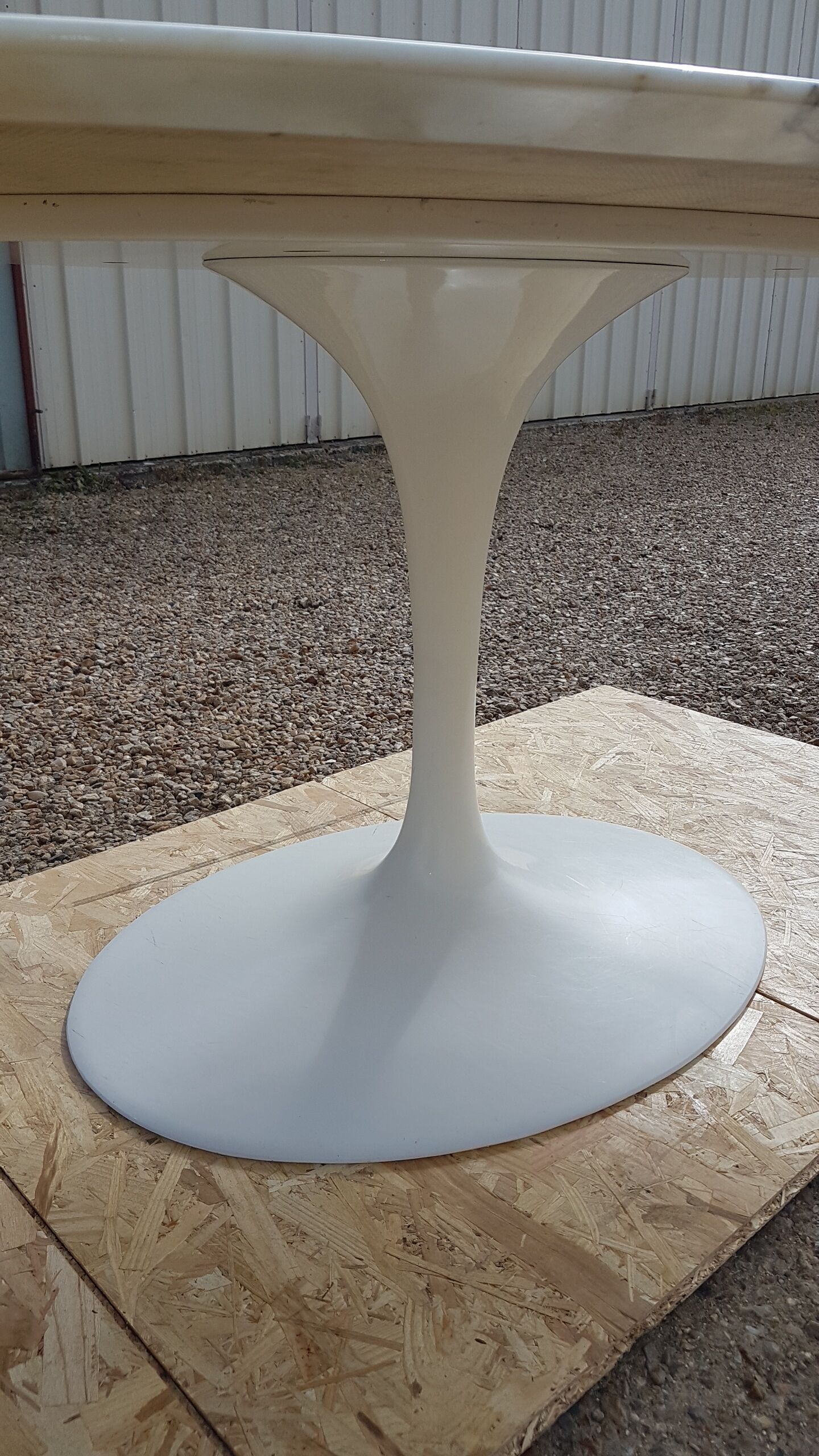 Oval table by Eero Saarinen Edite by Knoll