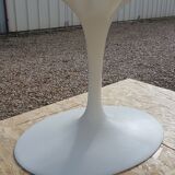 Table ovale de Eero Saarinen edite par Knoll
