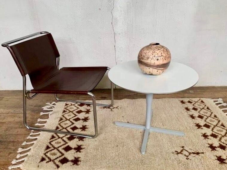 Vintage coffee table round pedestal table star base cast aluminum year 1980