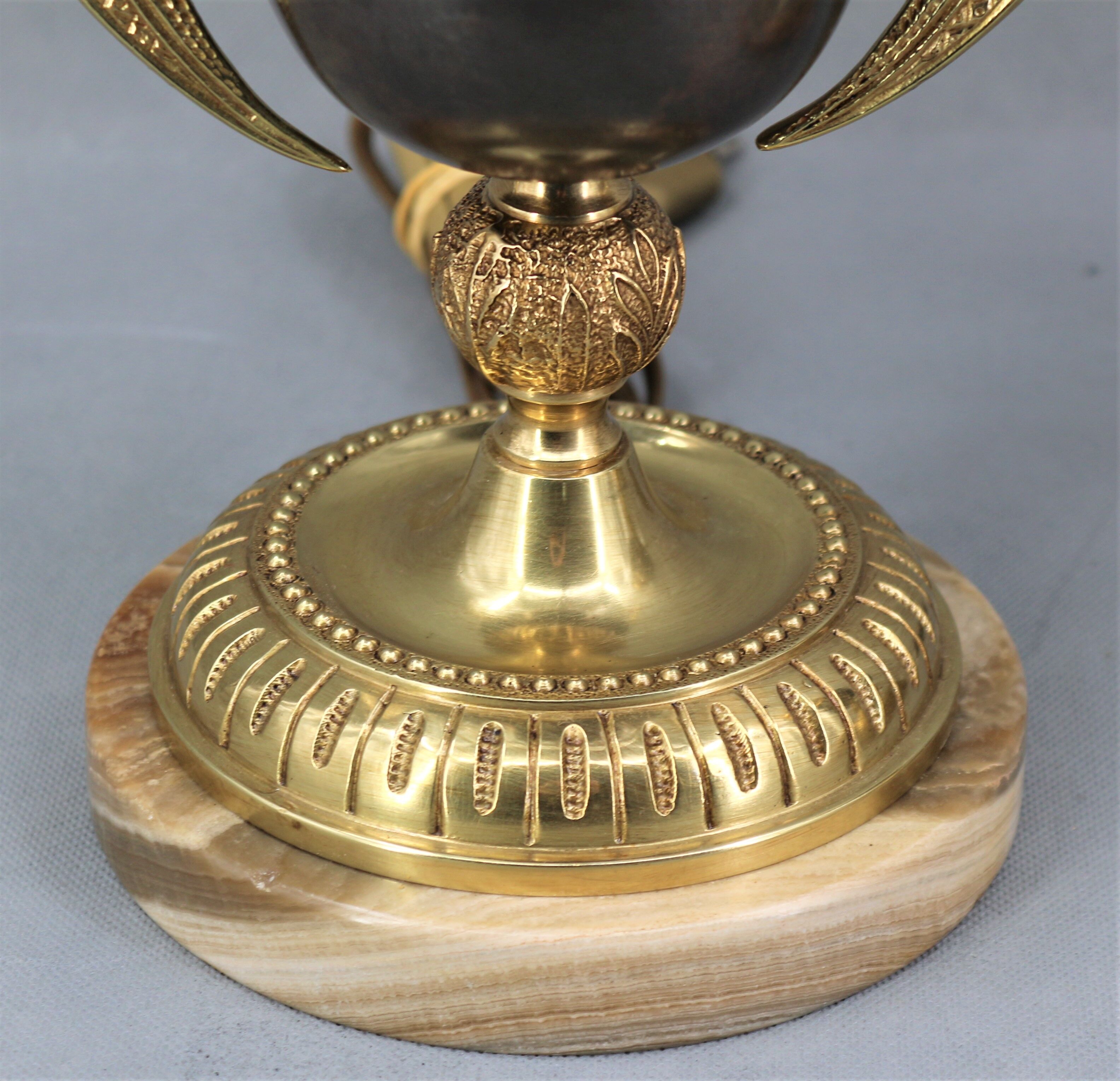 Paire de lampes en bronze doré patiné et verre renflé