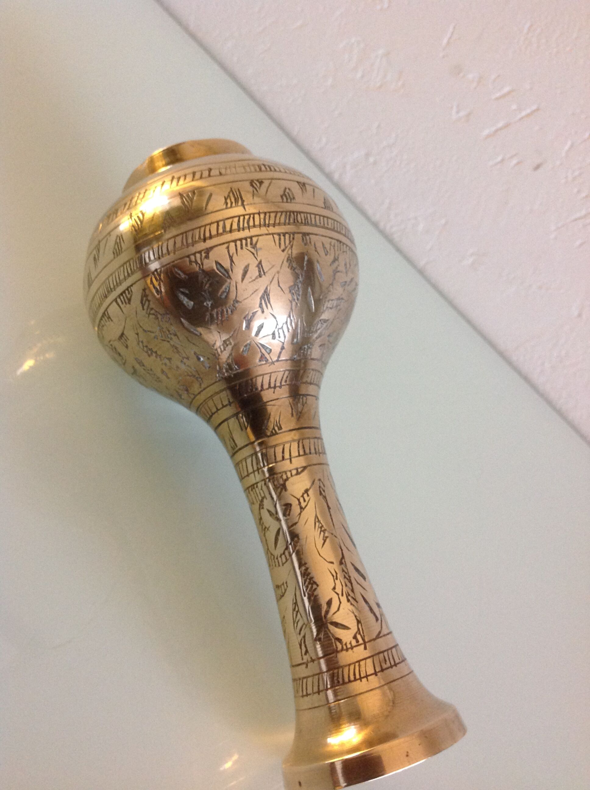 Vase soliflore en laiton ciselé vintage années 60-70