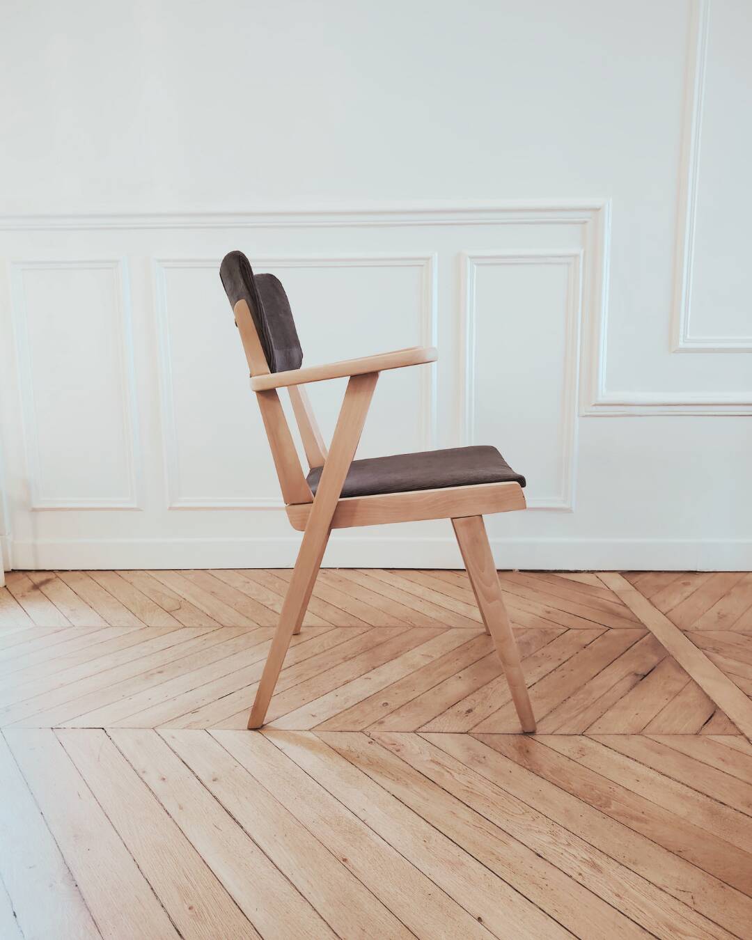Renovated vintage armchair, bridge from the 1950s.
